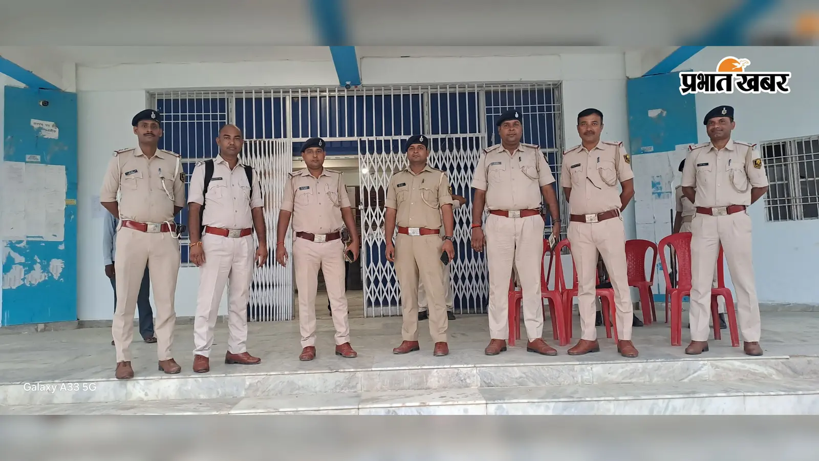 मत पेटिका को ब्रजगृह में जमा करते एवं काउंटिंग सेंटर पर मौजूद पुलिस पदाधिकारी | Prabhat Khabar Network