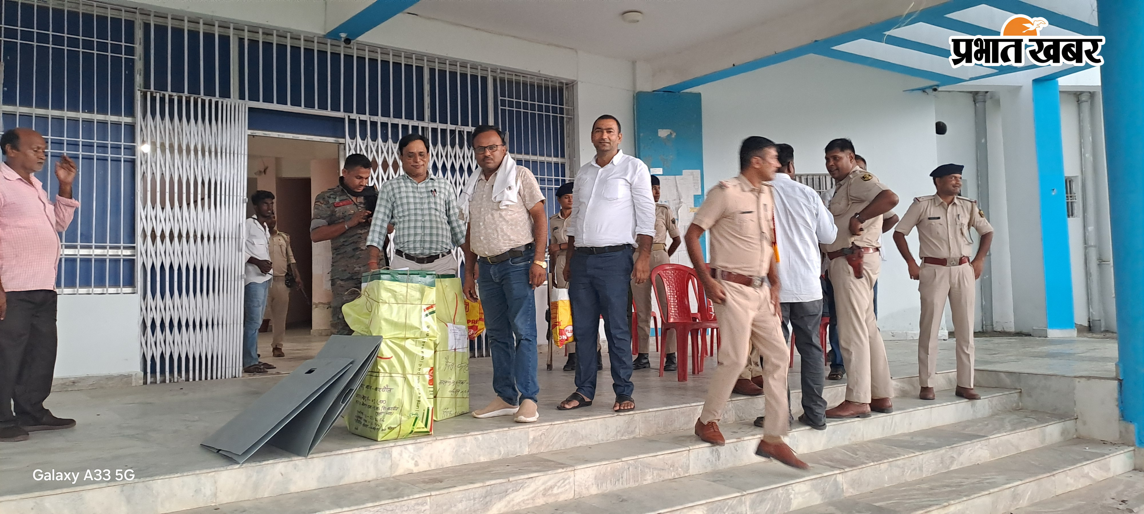 मत पेटिका को ब्रजगृह में जमा करते एवं काउंटिंग सेंटर पर मौजूद पुलिस पदाधिकारी | Prabhat Khabar Network