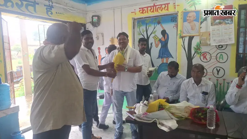 शिविर में मौजूद अधिकारी व कर्मी   | Prabhat Khabar Network