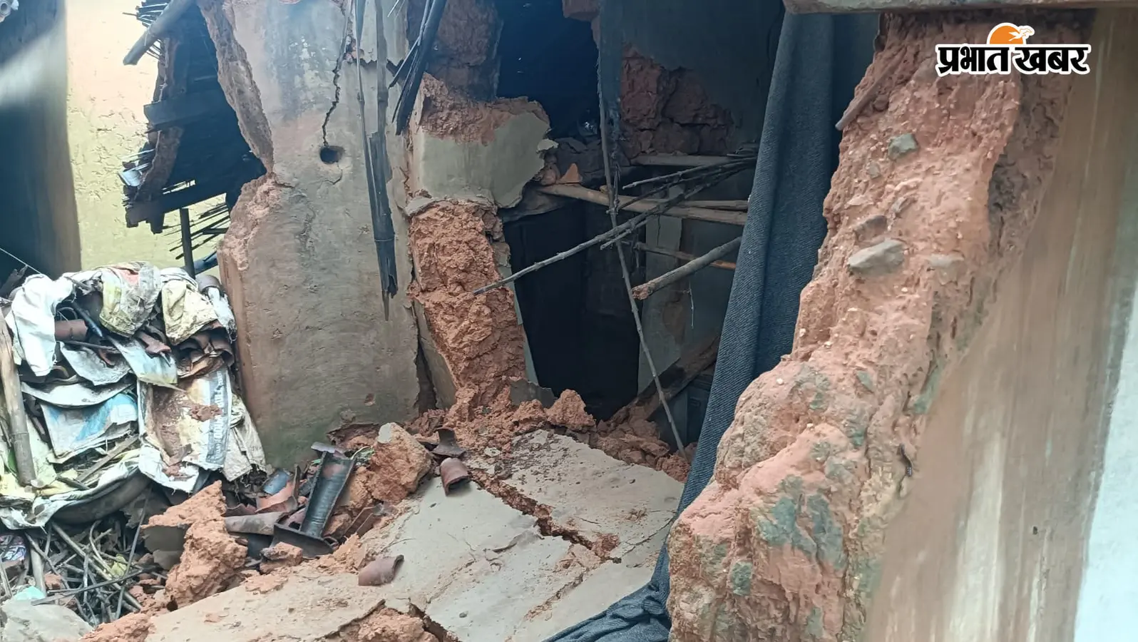 बारिश बनी आफत! भरभराकर गिरा गरीब का आशियाना, बेघर हुए कालेश्वर