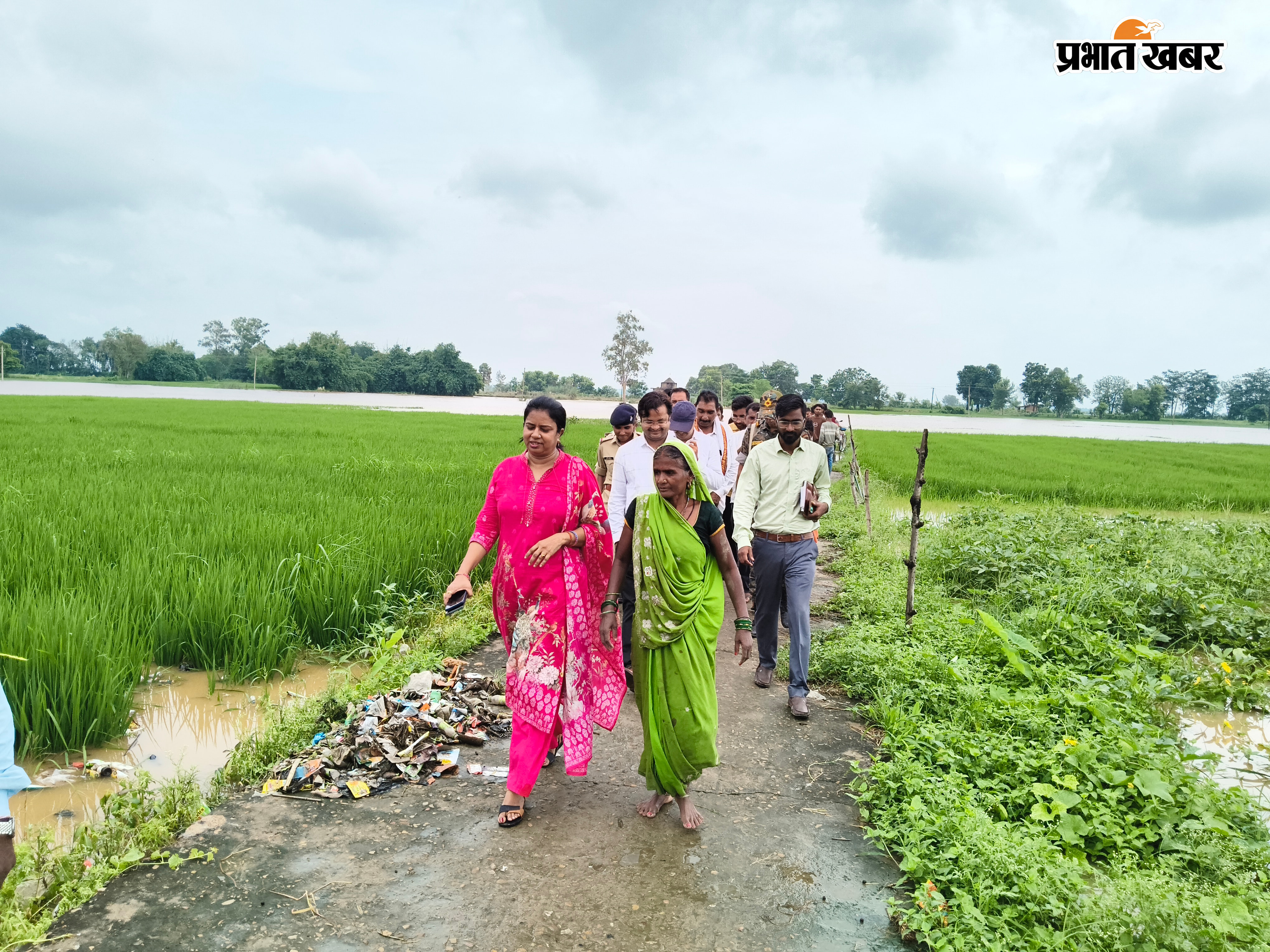 ढेलाबाद में सोन डीला से आते ग्रामीण रसलपुर घाट का निरीक्षण करते अधिकारी | Prabhat Khabar Network