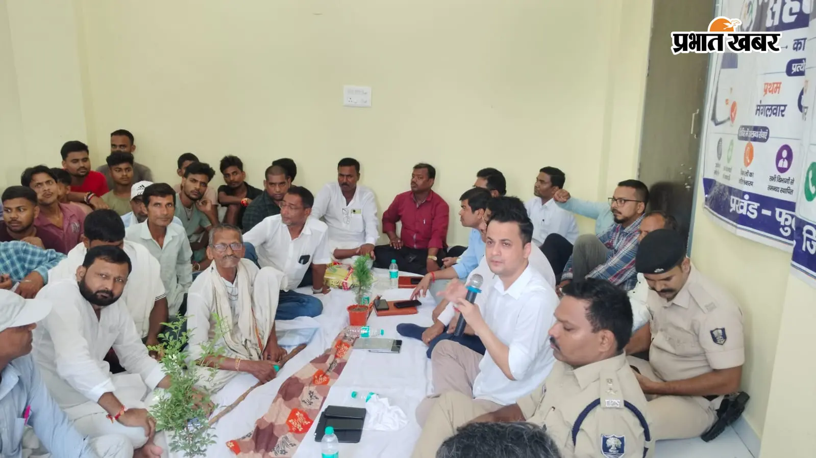 मधुबनी: जमीन पर बैठकर DM आनंद शर्मा ने सुनी लोगों की समस्याएं, अधिकारियों को त्वरित समाधान के निर्देश