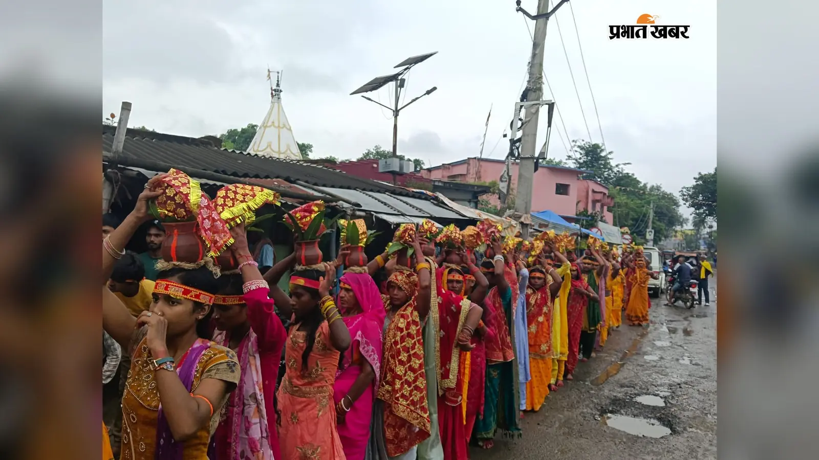 मोहनपुर में अखंड रामधुन को लेकर निकली भव्य कलश शोभायात्रा, जय श्रीराम के जयकारों से गूंजा क्षेत्र