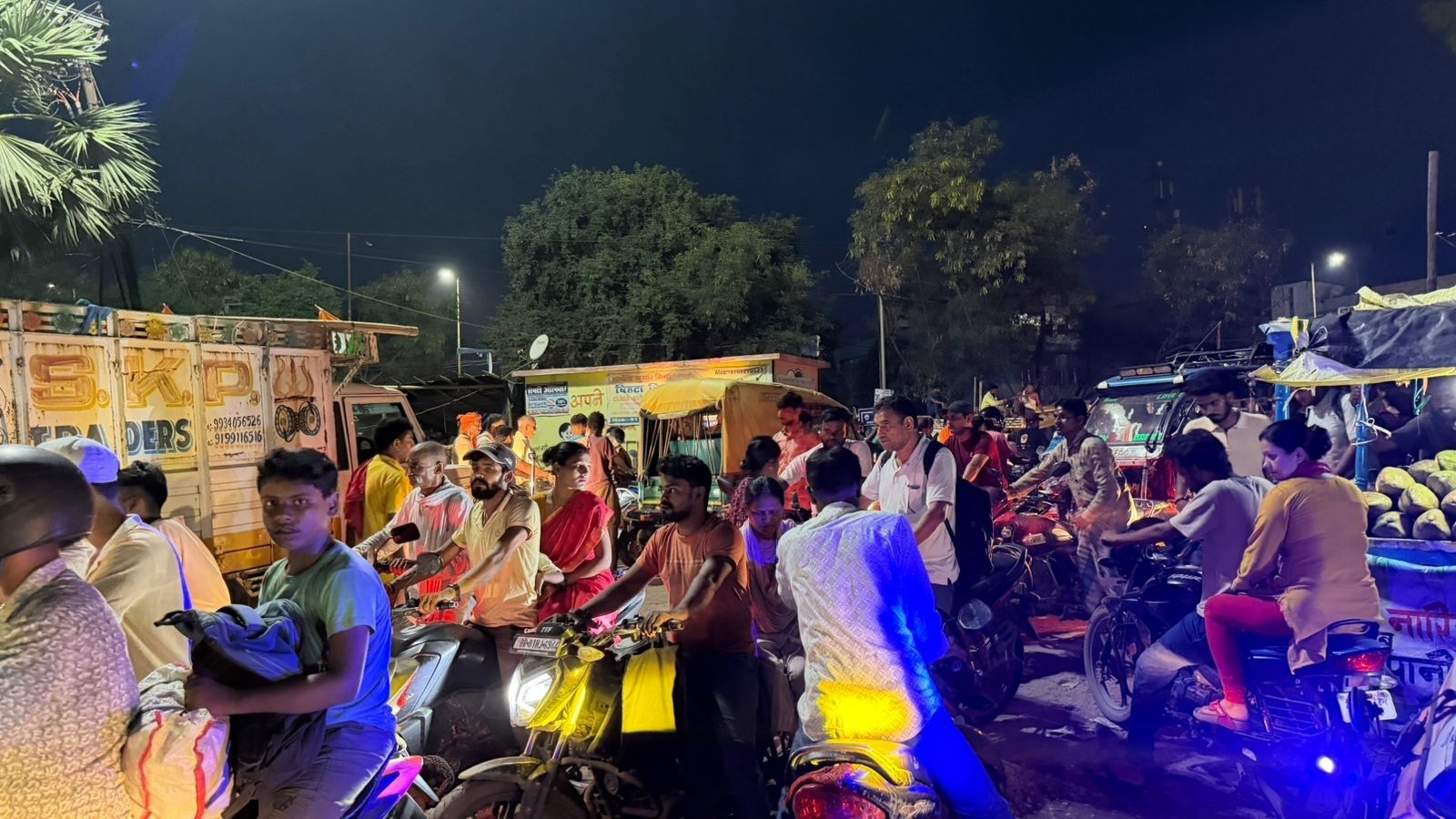 जाम में फंसे लोग