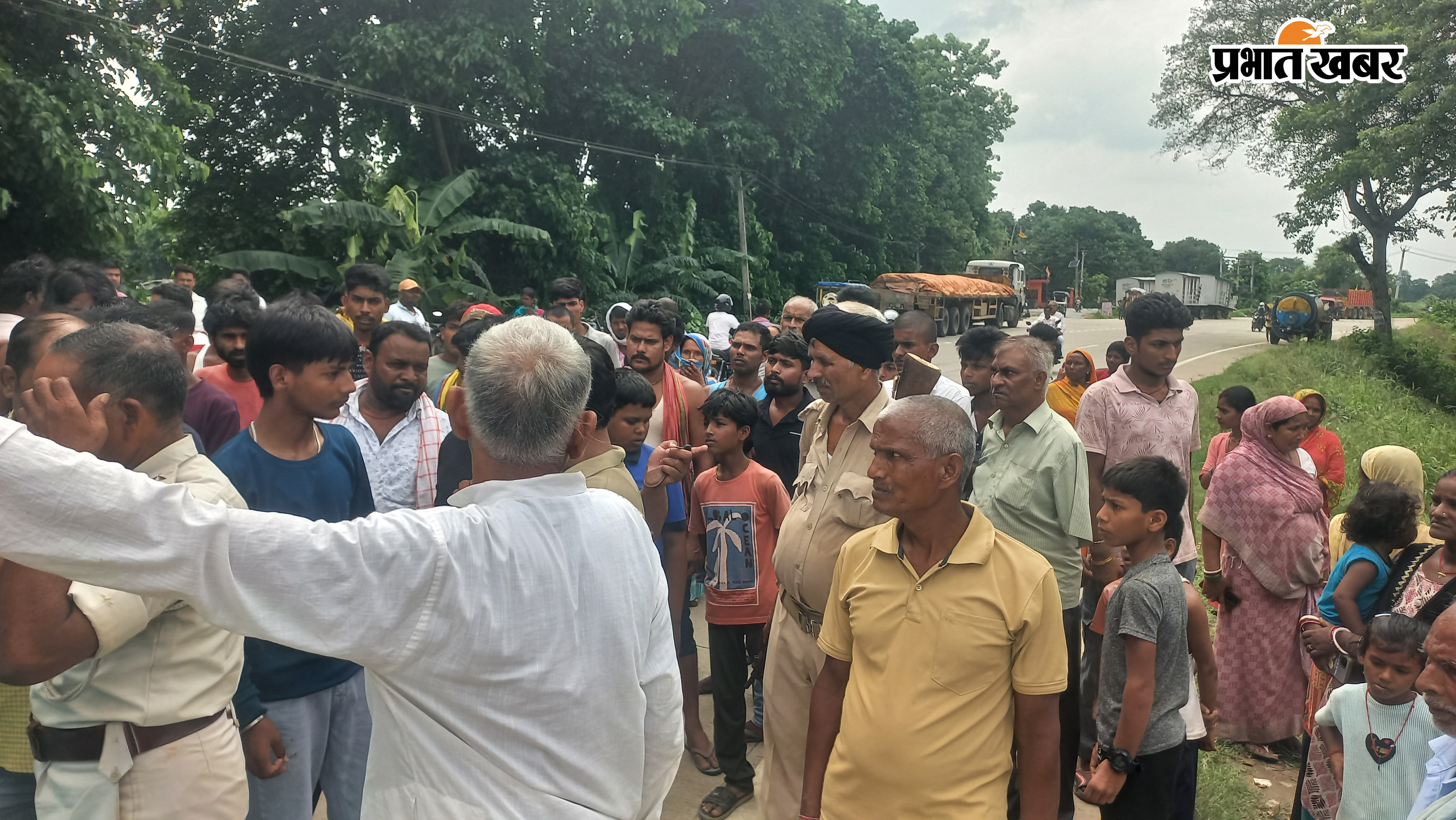 मृतक के शव को देखते ग्रामीण व ले जाते पुलिस  | Prabhat Khabar Network