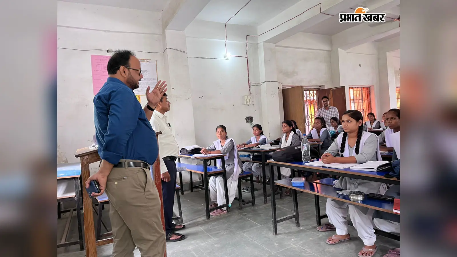 सारण के मॉडल विद्यालय में अचानक पहुंचे उप निर्वाचन पदाधिकारी, बच्चों से पूछे सवाल तो खुद बन गए शिक्षक