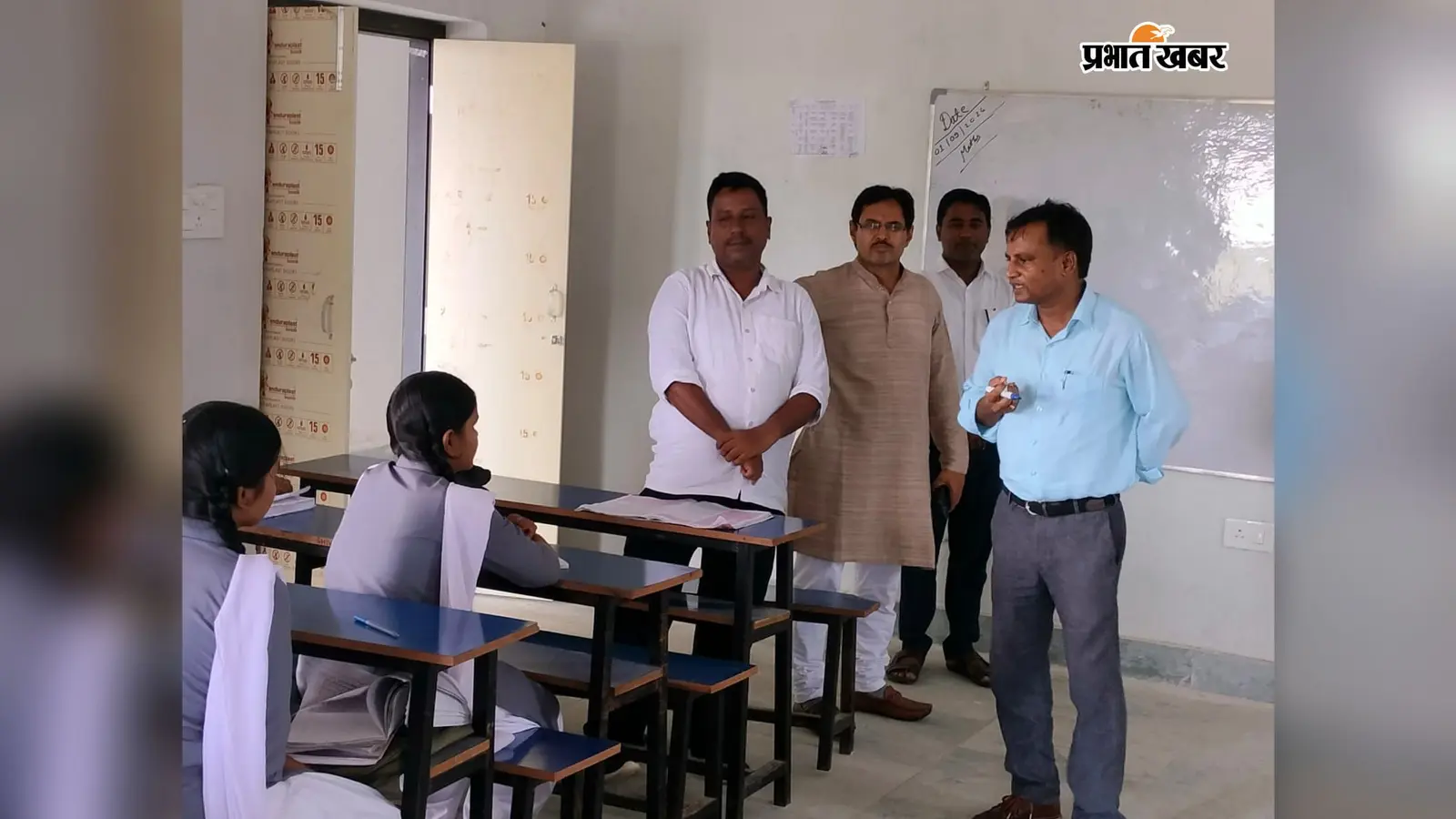 गिद्धौर में स्कूलों का औचक निरीक्षण, क्लासरूम में पहुंचे बीडीओ, कमजोर बच्चों के लिए विशेष कक्षा का निर्देश