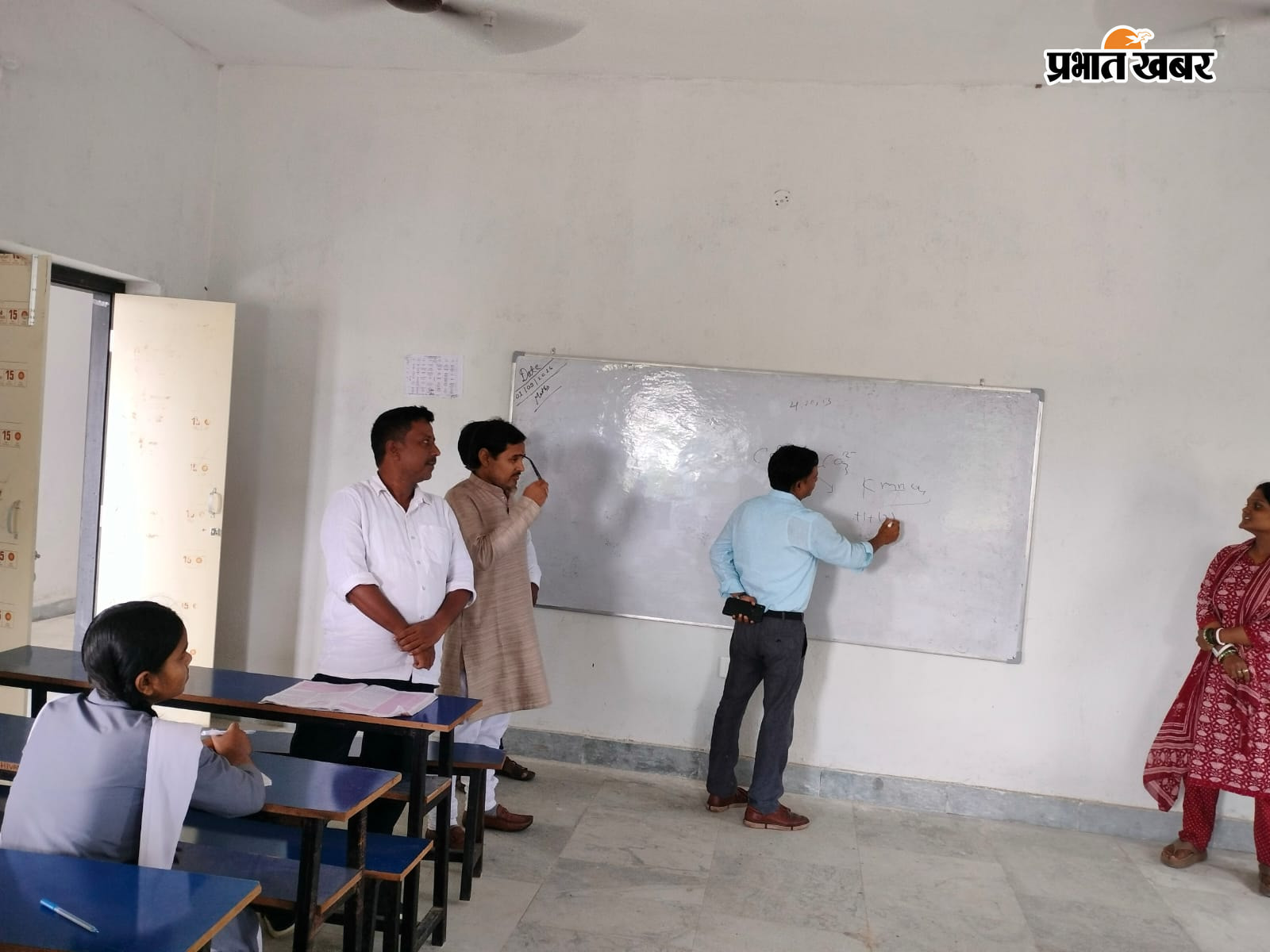 फोटो कैप्शन : महाराजा चंद्रचूड़ विद्या मंदिर के मॉडल स्कूल एवं गंगरा उच्च विद्यालय का निरीक्षण करते बीडीओ सुनील कुमार व मौजूद शिक्षक गण | Prabhat Khabar Network