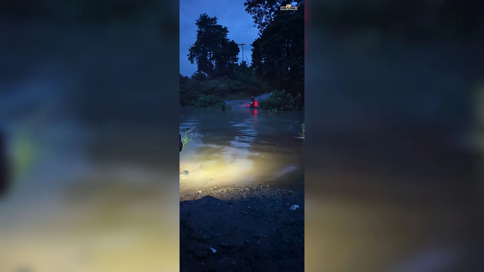 सुवर्णरेखा का रौद्र रूप, पानी में डूबा जयदा मंदिर जाने वाला पुल, जान हथेली पर रखकर गुजर रहे लोग