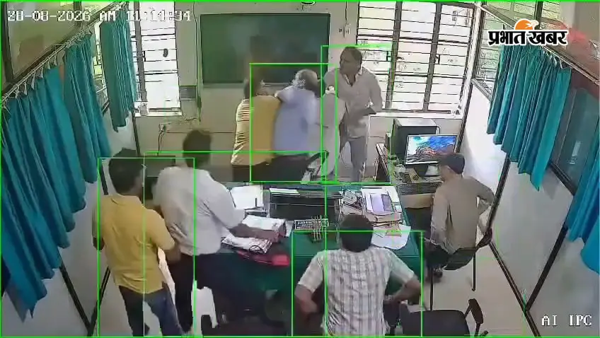 कटिहार अंचल कार्यालय बना अखाड़ा! सीओ और बड़ा बाबू में जमकर चले लात-घूंसे, लाइव मारपीट का CCTV फुटेज वायरल