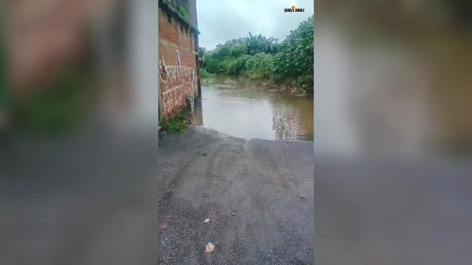 चंदवा में गायत्री मोहल्ला रोड पर जलजमाव से आफत, एक साल बाद भी समाधान नहीं