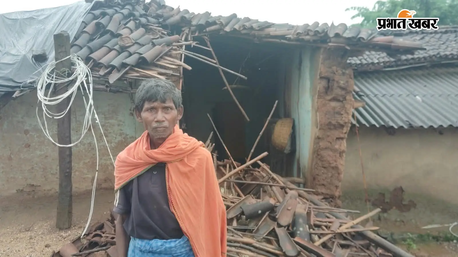 लातेहार में लगातार बारिश सेआम जनजीवन अस्त-व्यस्त - बहेराटांड़ और मनिका में गिरे मिट्टी के मकान