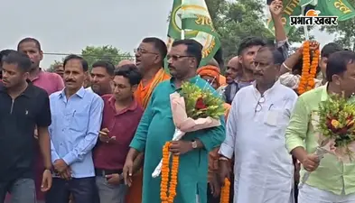 गया जी में तेजस्वी यादव के पहुंचते ही जुटे राजद कार्यकर्ता, फूल-मालाओं से स्वागत और जमकर नारेबाजी