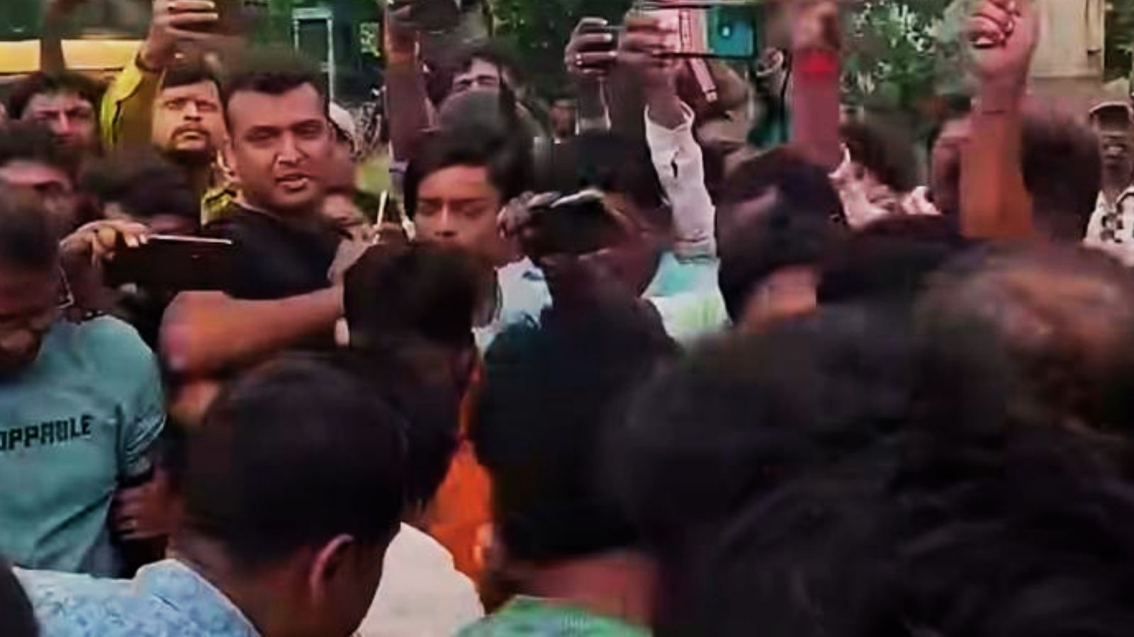 चापड़ा में तृणमूल सांसद महुआ मोइत्रा के खिलाफ प्रदर्शन के दौरान लोगों ने मोबाइल से वीडियो भी बनाये.