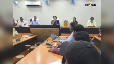 अनावश्यक रेफरल पर रोक लगाएं, संस्थागत प्रसव को दें बढ़ावा : डीएम