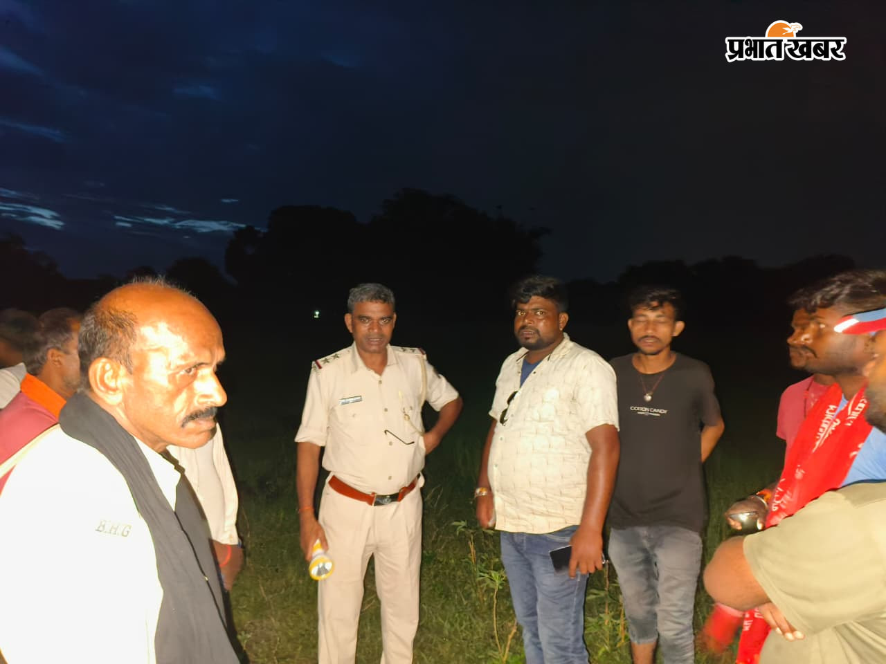 फोटो - विलाप करते परिजन, पहुंची पुलिस इसी नाव से हुआ हादसा | Prabhat Khabar Network
