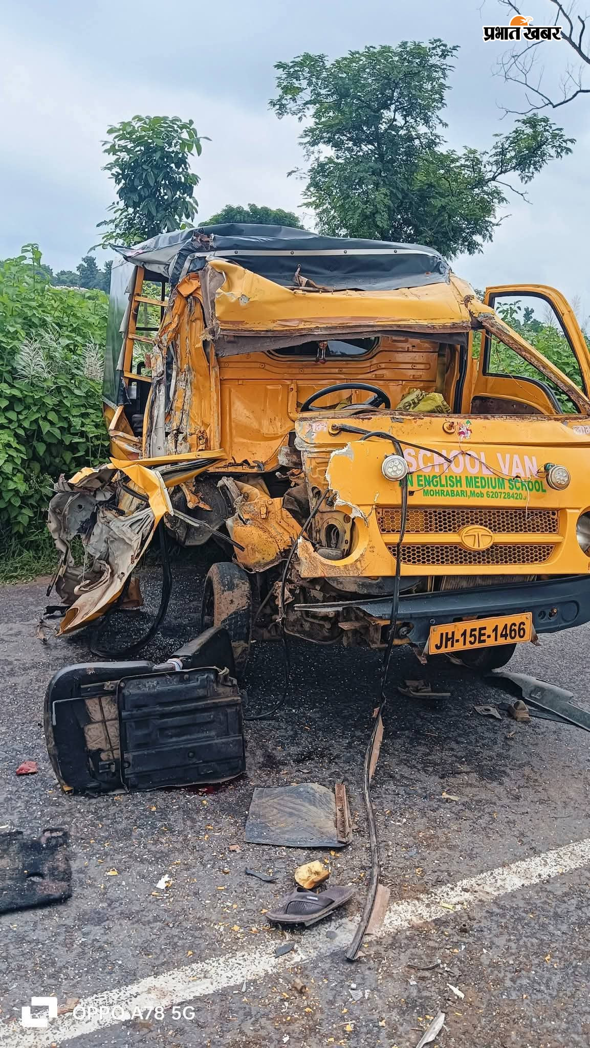 हादसा के बाद वाहन का अगला हिस्सा परखच्चे उड़ा व 28 अगस्त 26 को छपी खबर | Prabhat Khabar Network