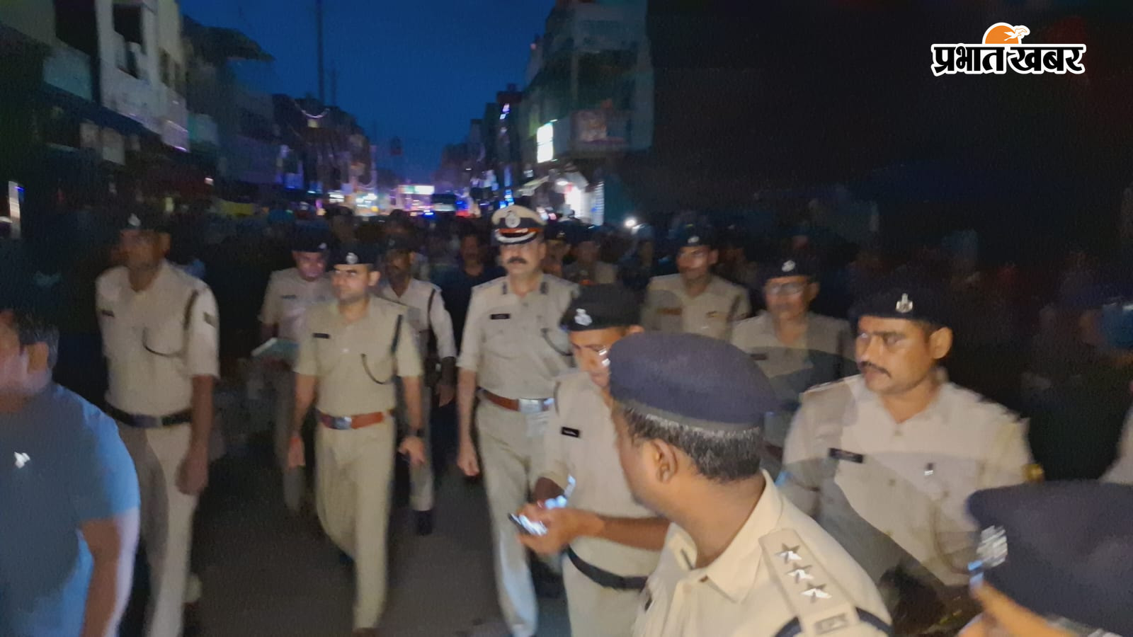 फोटो  कैप्शन : पीड़ित परिजनों से मिलने पहुचे मगध आईजी, नवादा एसपी व अन्य  | Prabhat Khabar Network