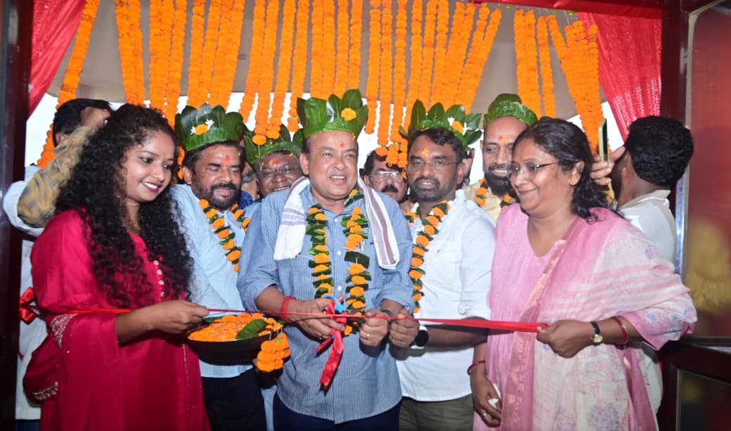 फीता काटकर उद्घाटन करते स्वास्थ्य मंत्री इरफान अंसारी, विधायक संजीव सरदार व अन्य.