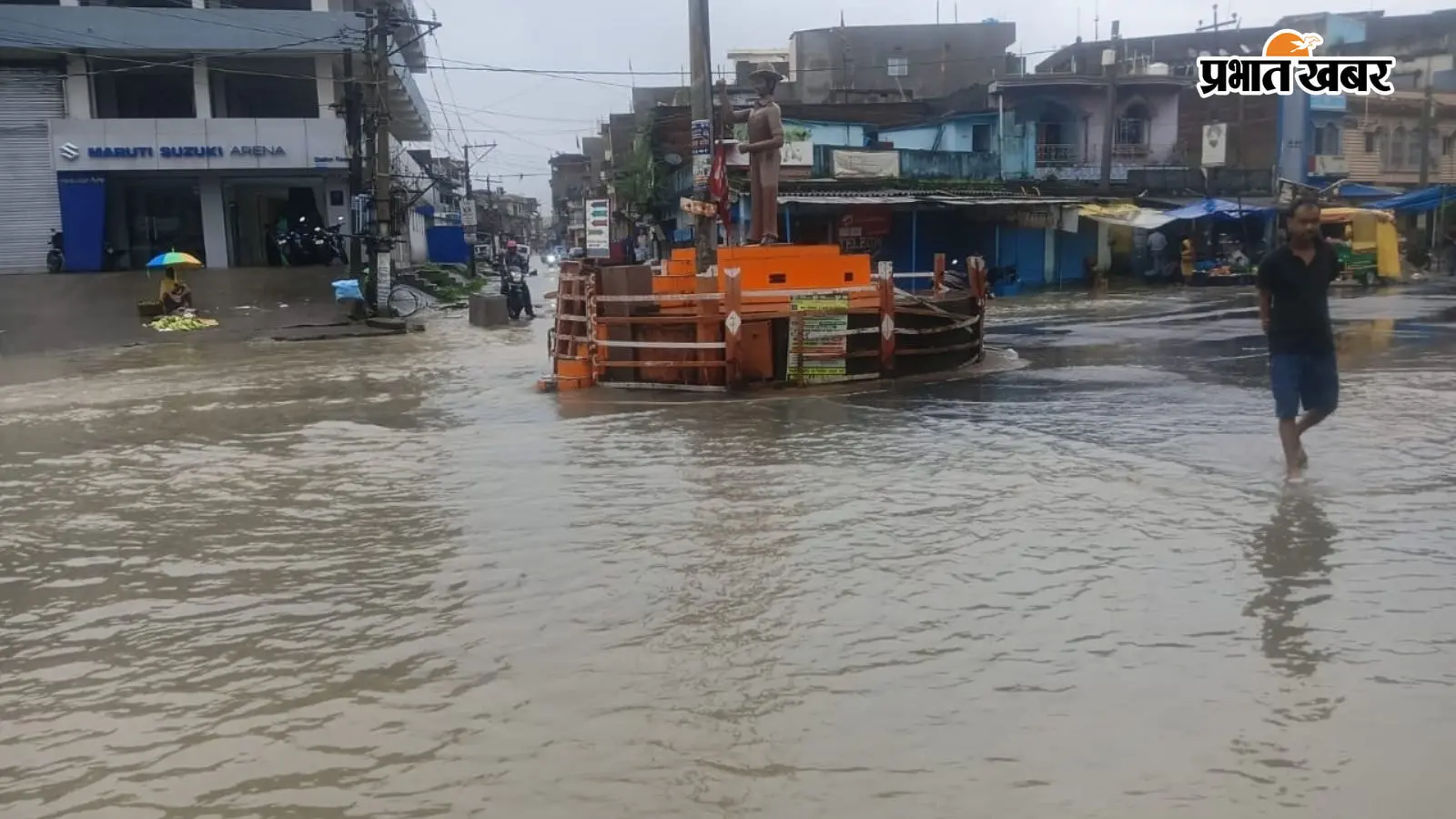 मूसलाधार बारिश ने खोली पतरातू की पोल, भगत सिंह चौक की दुकानों में घुसा नाले का पानी; सड़क बनी तालाब