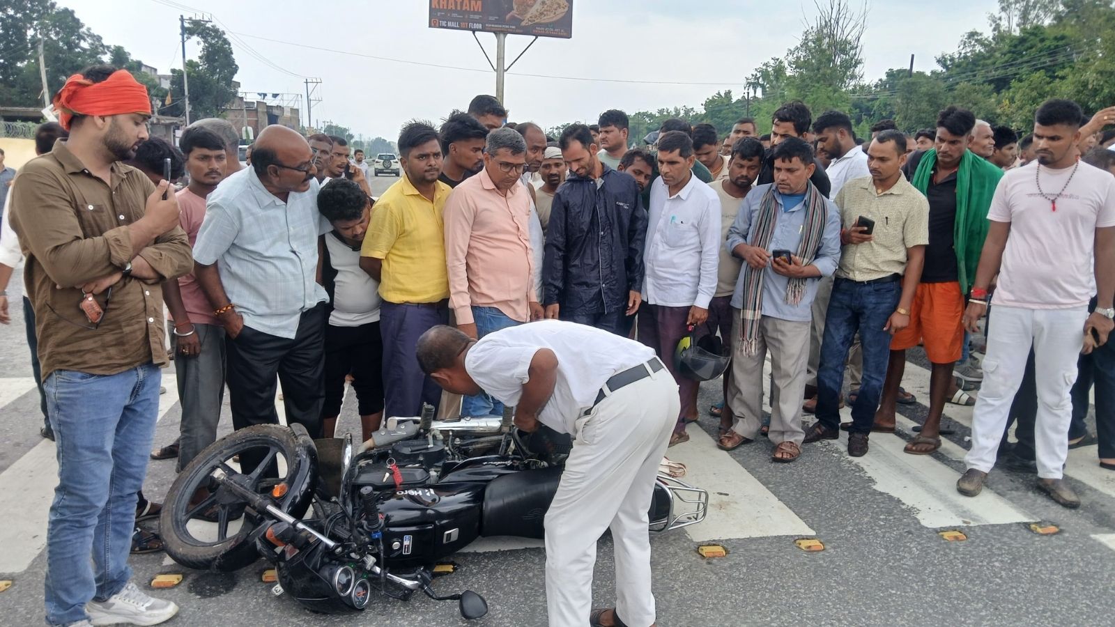 हादसे के बाद बाइक के पास जुटी लोगों की भीड़