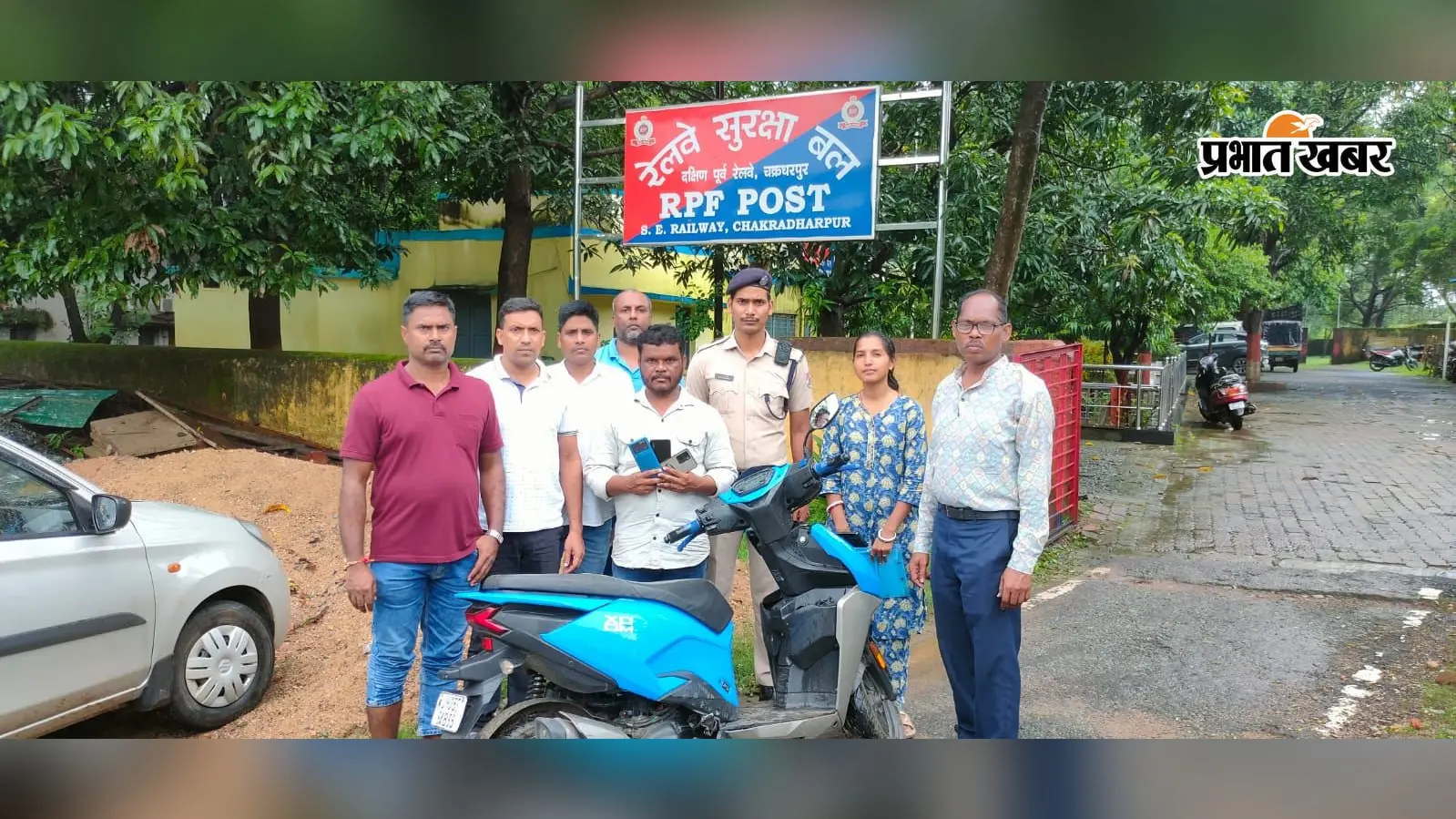 स्कूटी से चाईबासा से चक्रधरपुर स्टेशन आता था, फिर ट्रेन में करता था मोबाइल चोरी, गिरफ्तार