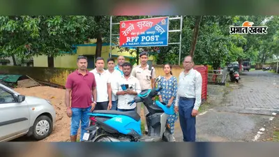 स्कूटी से चाईबासा से चक्रधरपुर स्टेशन आता था, फिर ट्रेन में करता था मोबाइल चोरी, गिरफ्तार