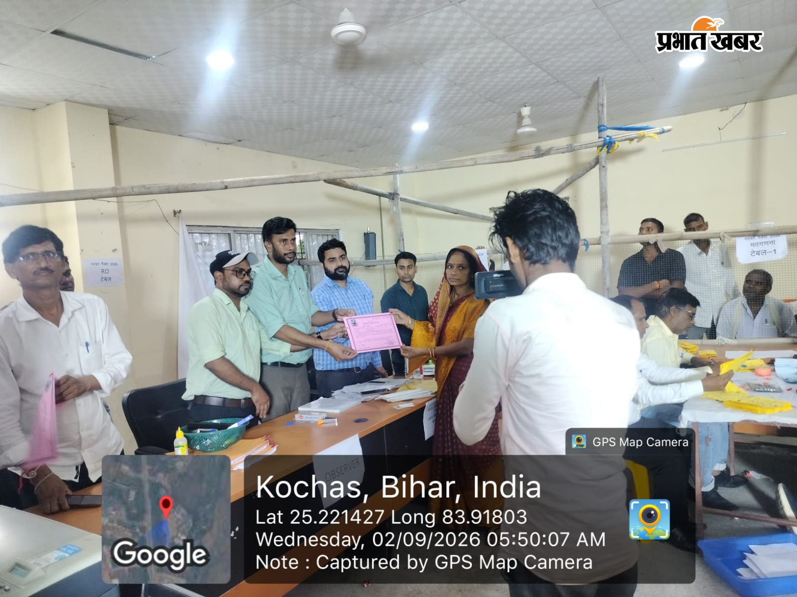 नवनिर्वाचित अध्यक्ष को प्रमाणपत्र देते बीडीओ व अन्य | Prabhat Khabar Network