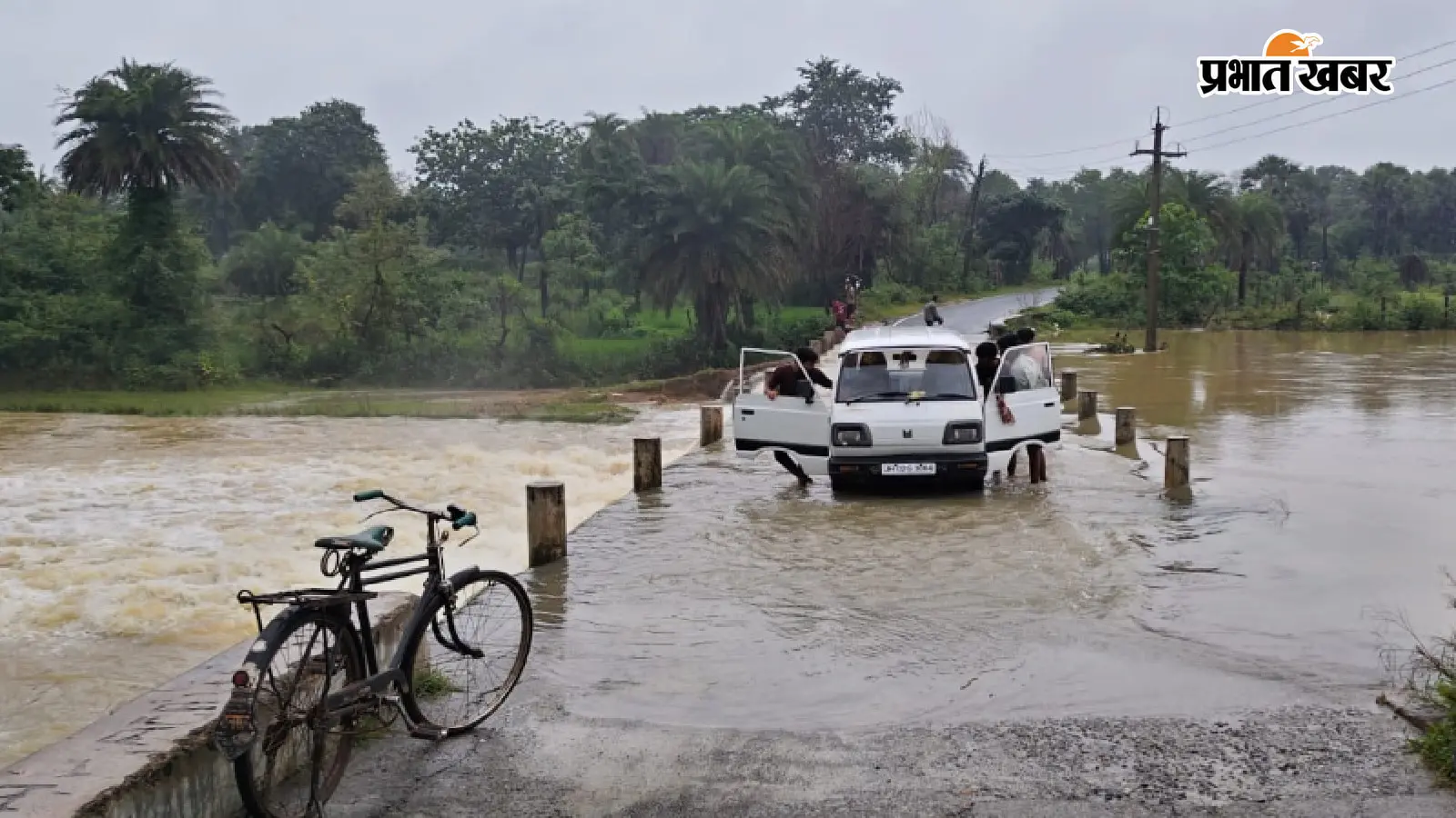 कोडरमा में भारी बारिश से जनजीवन अस्त-व्यस्त, सड़कों पर जलजमाव; महाराणा प्रताप चौक पर फंसी SDM की गाड़ी