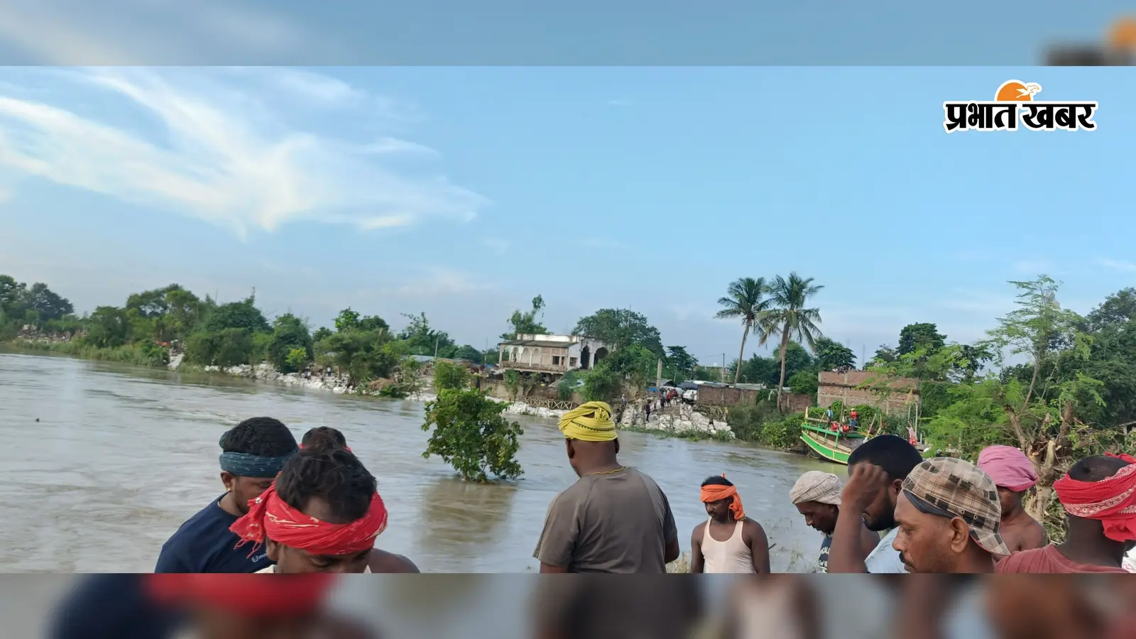 रेलवे लाइन पर मंडराया कटाव का खतरा, 25-30 साल पहले गंगा ने छीना था घर : दूसरी बार उजड़ रहा शंकरपुर-राघोपुर