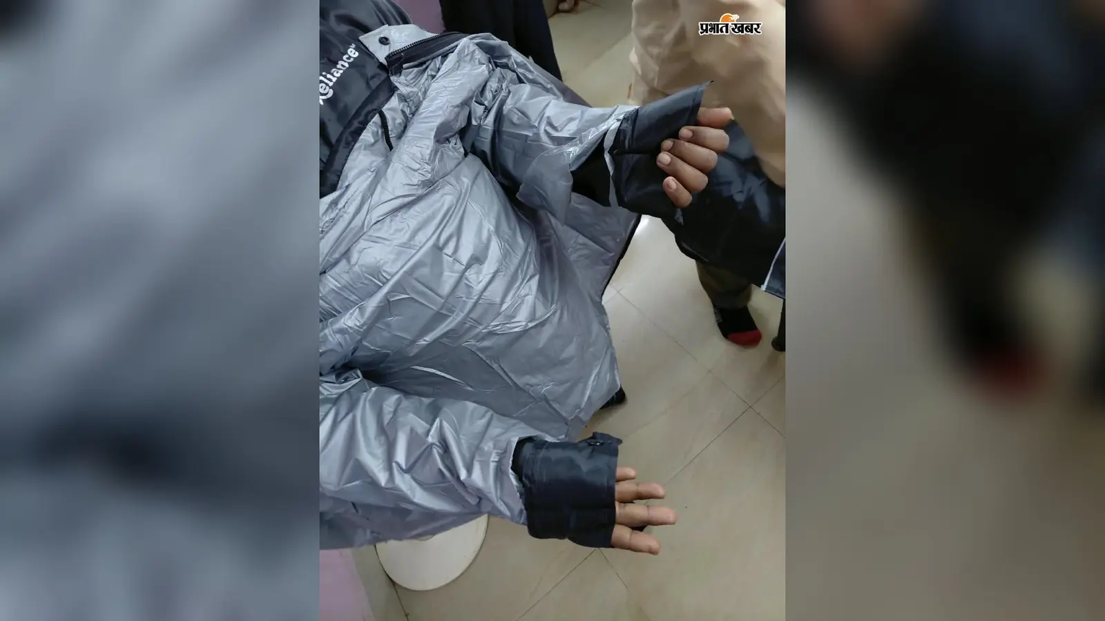 बारिश में फटे रेनकोट तो उठे सवाल, गुवा सेल में खरीद प्रक्रिया के जांच की मांग.. जानें पूरी खबर