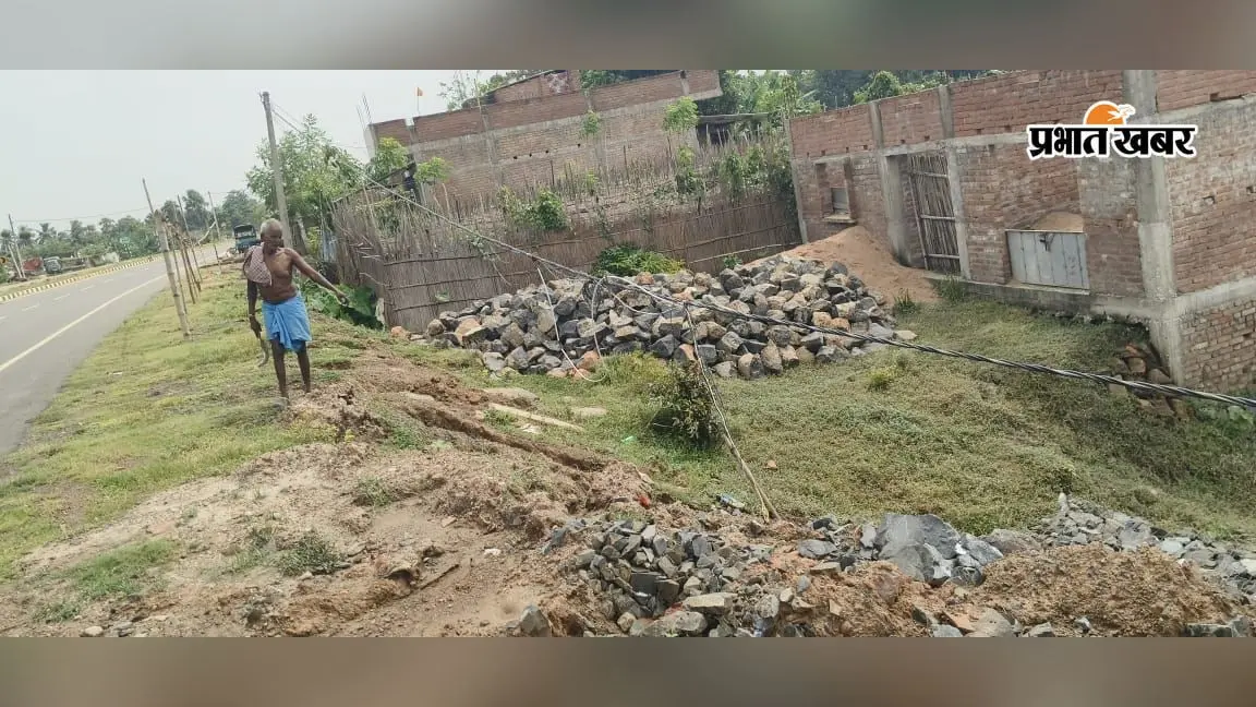 5 साल पुराना हादसा भी नहीं बना सबक: राजमहल फोरलेन किनारे फिर झूल रहा 440 वोल्ट का तार