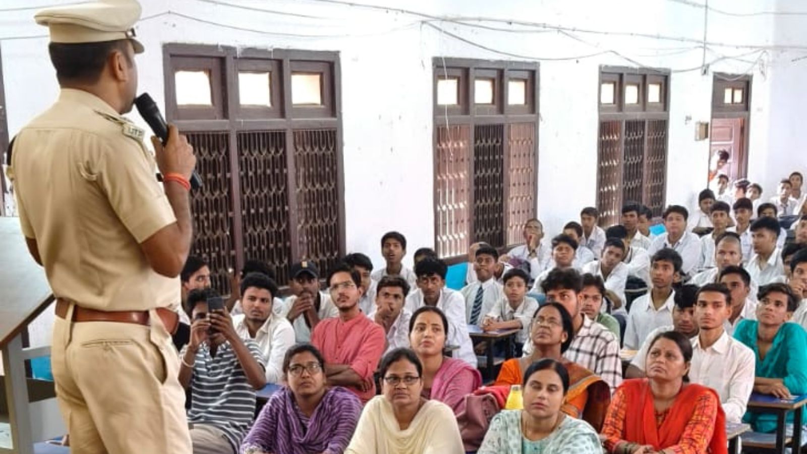साइबर ठगी की जानकारी देते पुलिस पदाधिकारी.
