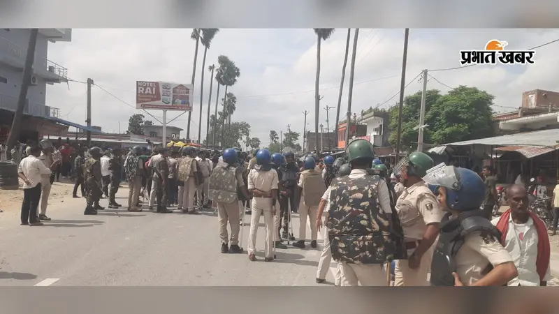 आदित्य हत्याकांड में उबाल : शव सड़क पर रख बेतिया-नरकटियागंज मुख्य मार्ग जाम, गिरफ्तारी की मांग पर अड़े परिजन