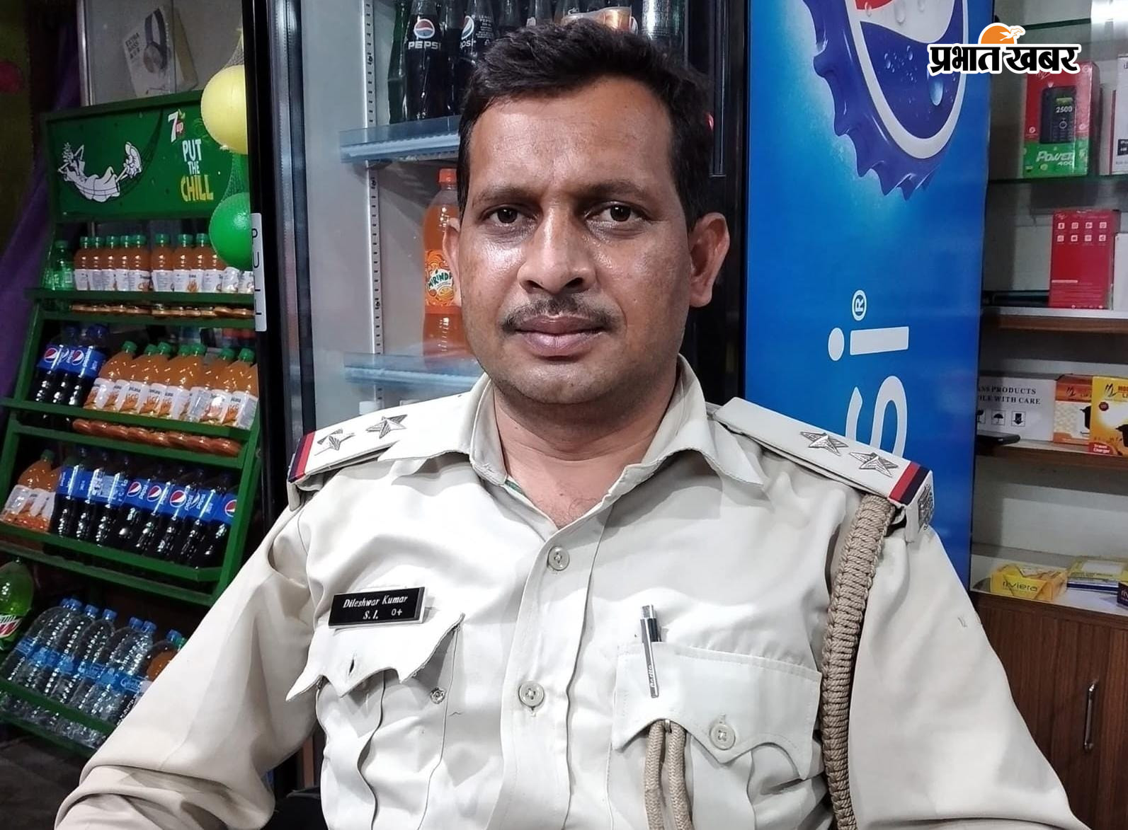 टोपी वाले संदीप कुमार और बिना टोपी वाले दिलेश्वर कुमार | Prabhat Khabar Network