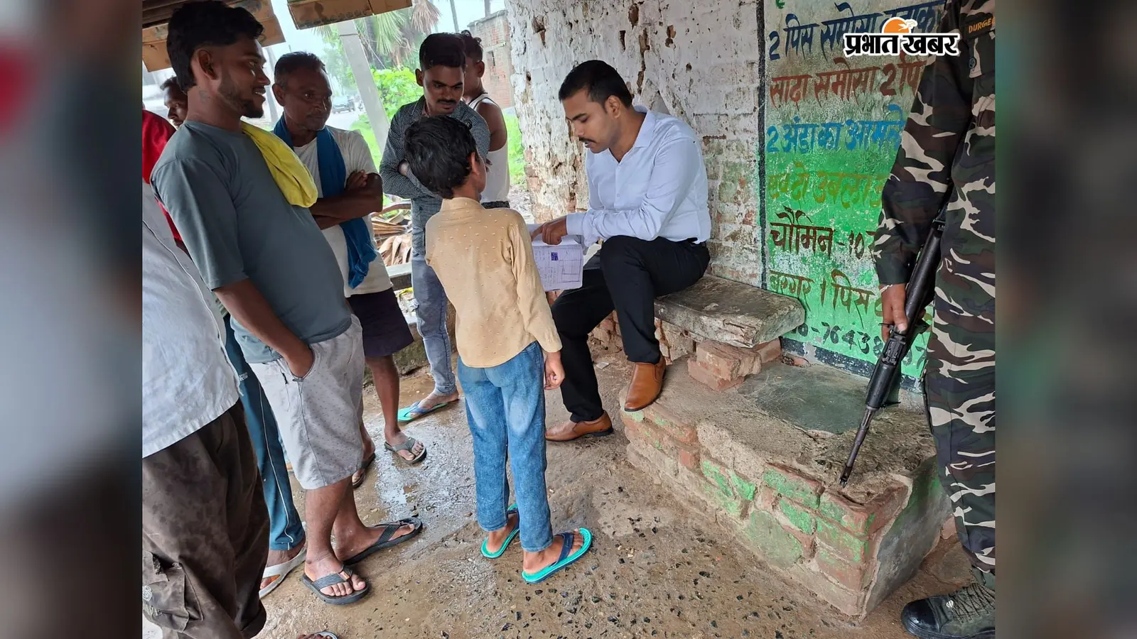पलामू : छत्तरपुर में खाकी का बदला अंदाज, जनता के बीच पहुंचकर भरोसा जीत रहे SDPO प्रशांत कुमार