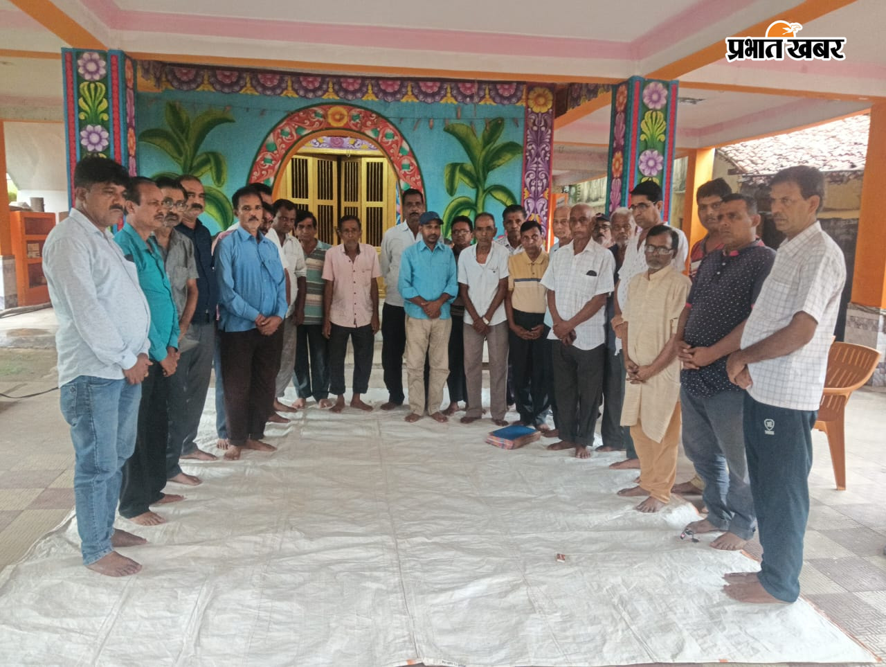 खरसावां के बसंती मंदिर परिसर में शोक सभा करते ब्राह्मण समाज के लोग | Prabhat Khabar Network