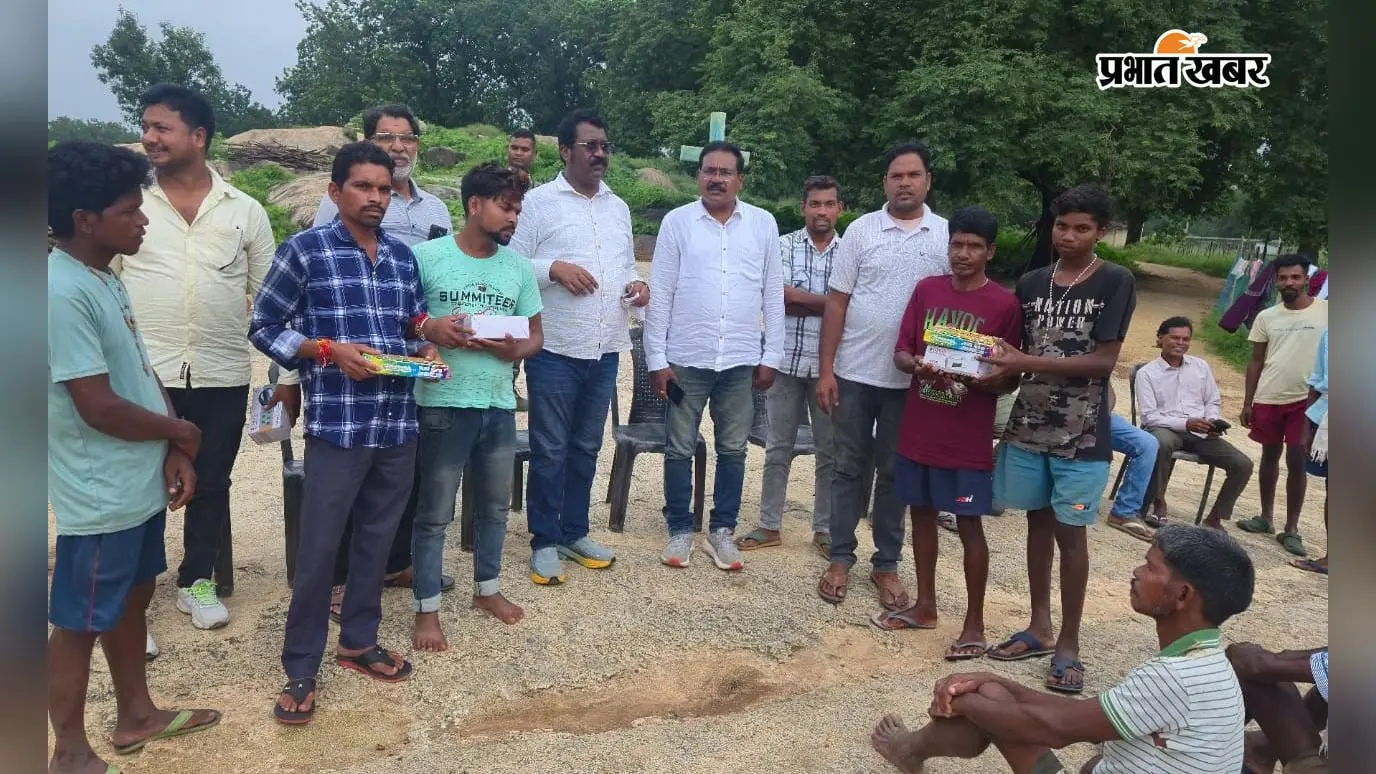 सिमडेगा : हाथियों के बढ़ते खतरे के बीच गांव पहुंचे कोलेबिरा विधायक, ग्रामीणों को दी सहायता राशि