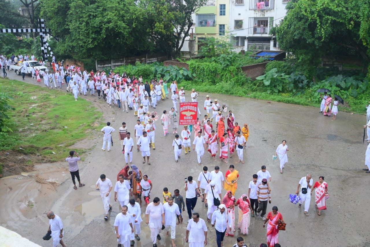 शोभायात्रा में शामिल लोग.