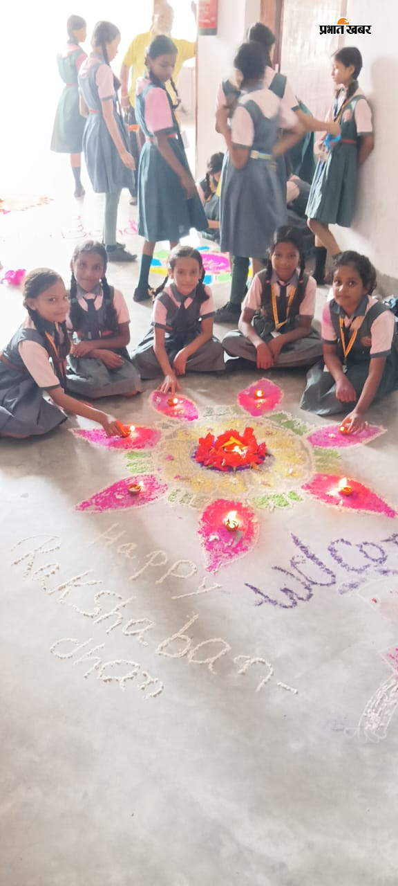 एन आर बी स्कूल चिलबिला में प्रमाण पत्र के साथ खेल के विजेता प्रतिभागियों व शिक्षक रंगोली बनाती छात्राएं प्रमाण पत्र व मेडल देते स्कूल के निर्देशक डॉ आर बी शर्मा | Prabhat Khabar Network
