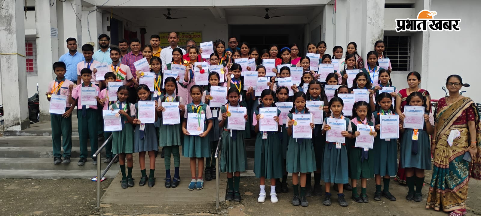 एन आर बी स्कूल चिलबिला में प्रमाण पत्र के साथ खेल के विजेता प्रतिभागियों व शिक्षक रंगोली बनाती छात्राएं प्रमाण पत्र व मेडल देते स्कूल के निर्देशक डॉ आर बी शर्मा | Prabhat Khabar Network
