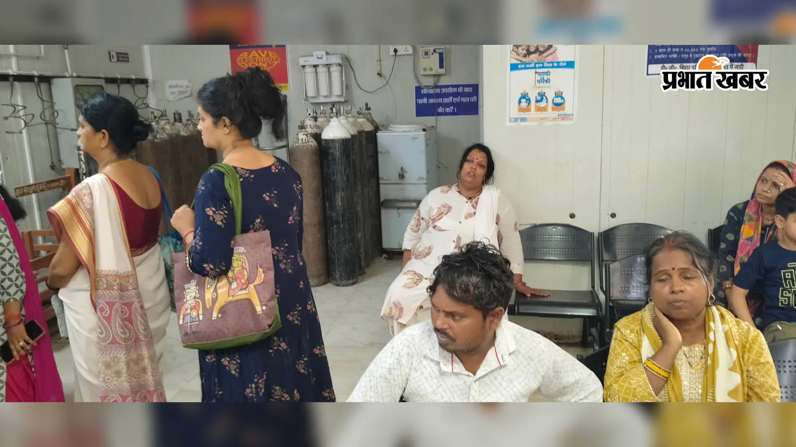 बगहा: स्कूल पहुंचने से पहले पलट गया ऑटो, चार शिक्षिकाओं समेत 5 घायल, मची अफरातफरी