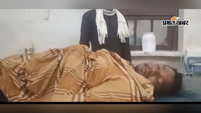 अंधेरे में टार्च की रोशनी पड़ी भारी, जंगली हाथी ने किसान को सूंड में लपेटकर पटका