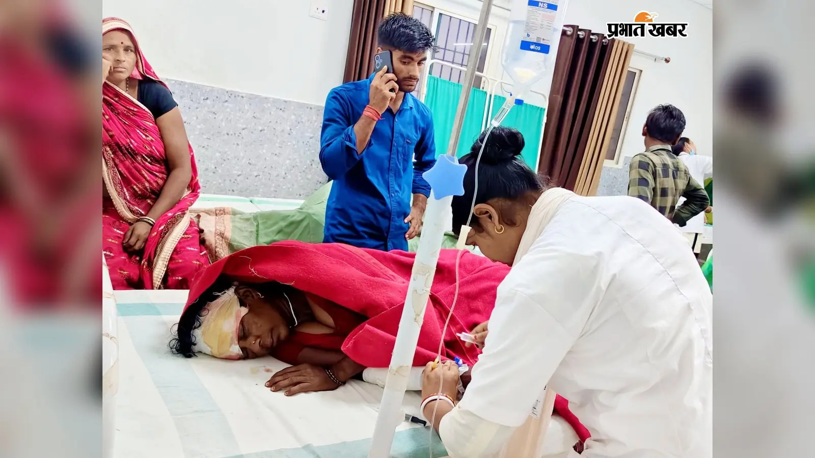 कटोरिया में बारिश बनी हादसे की वजह, बाइक पर छाता खोलते ही सड़क पर सिर के बल गिरी महिला