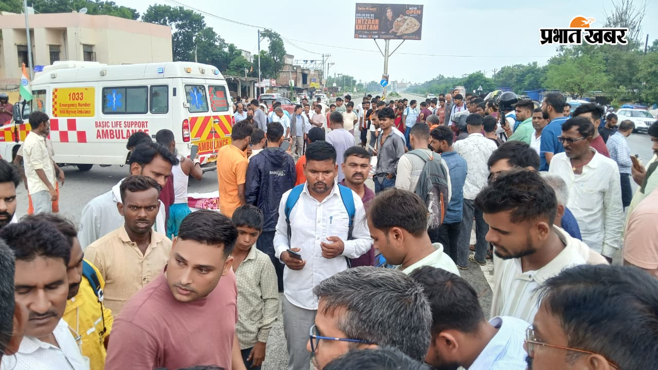 एमयू के गेट पर मंगलवार को हुई दुर्घटना के बाद जुटी लोगों की भीड़  | Prabhat Khabar Network