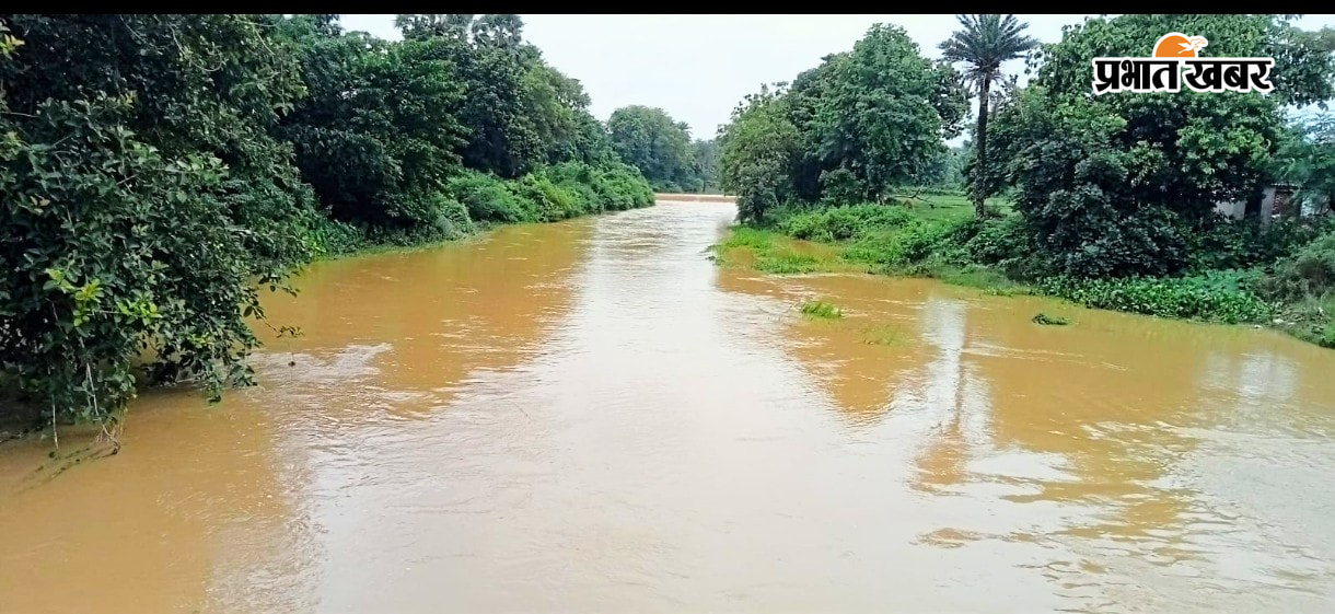 तस्वीर जलस्तर बढ़ने के बाद सुंदर नदी. सापिन नदी का जलस्तर. | Prabhat Khabar Network