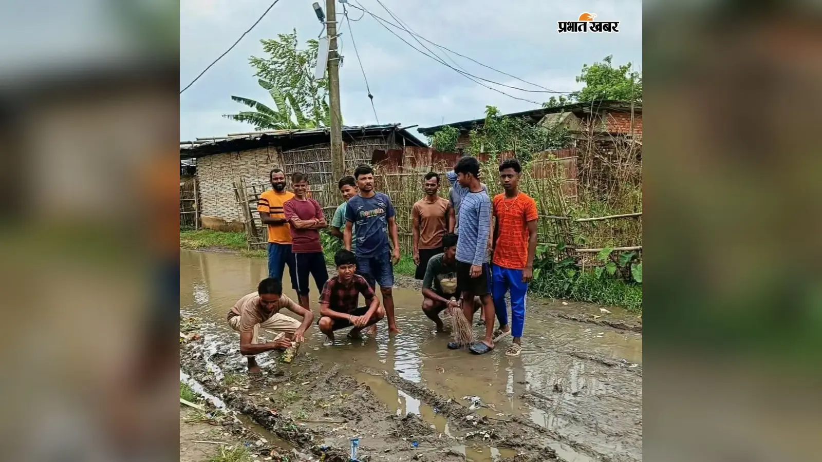 टेढ़ागाछ में सड़क की बदहाली ने खोली विकास के दावों की पोल, गड्ढों-जलजमाव से बेहाल ग्रामीण