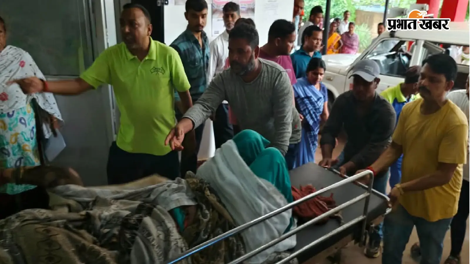 चतरा में जमीन खाली कराने पहुंची प्रशासनिक टीम के सामने महिला ने पेट्रोल छिड़ककर लगाई आग, पुत्र और ASI भी झुलसे