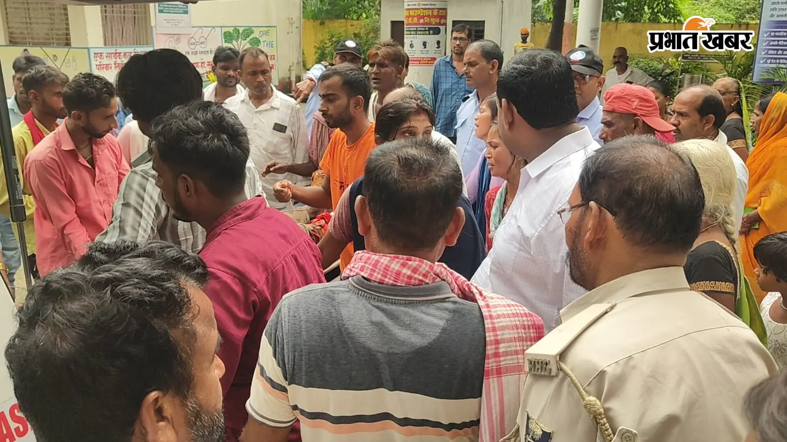 रोहतास: चेनारी में पिकअप-बाइक की जोरदार टक्कर, अंचल कार्यालय के कर्मी समेत दो गंभीर घायल