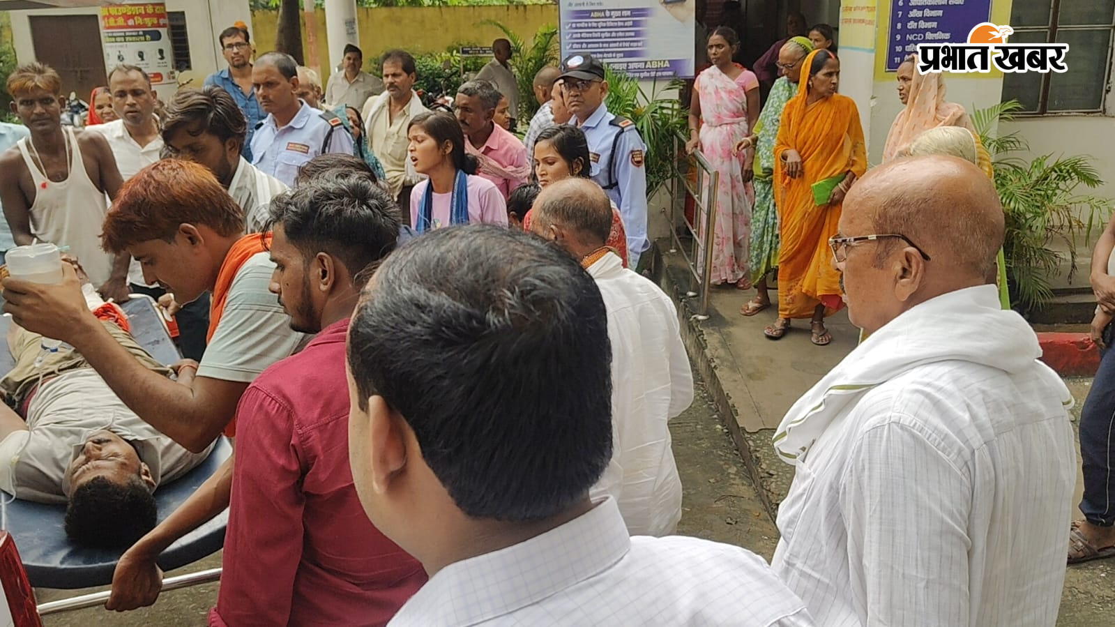फोटो कैप्शन:-सामुदायिक स्वास्थ्य केंद्र में सड़क दुर्घटना में घर होने के बाद जुटी भीड डॉक्टर से घायलों के स्थिति की जानकारी लेते अंचलाधिकारी पुरुषोत्तम कुमार | Prabhat Khabar Network